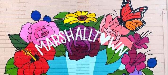 Closeup of the MARSHALLTOWN text on Marshalltown's Selfie Mural with a heart replacing the "o"